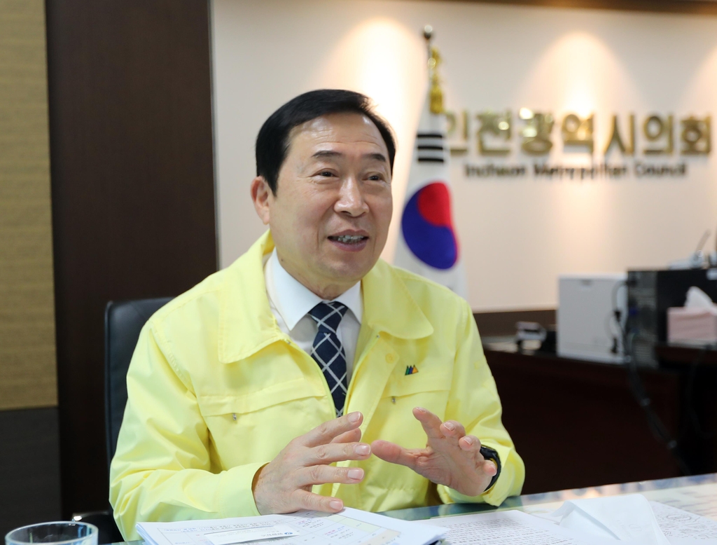 인터뷰하는 신은호 인천시의회 의장