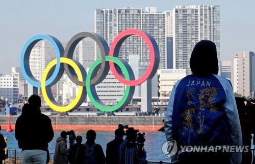 (도쿄 로이터=연합뉴스) 지난달 1일 일본 도쿄도(東京都) 다이토(台東)구 소재 오다이바 해변 공원에 도쿄올림픽을 상징하는 조형물이 설치돼 있다.