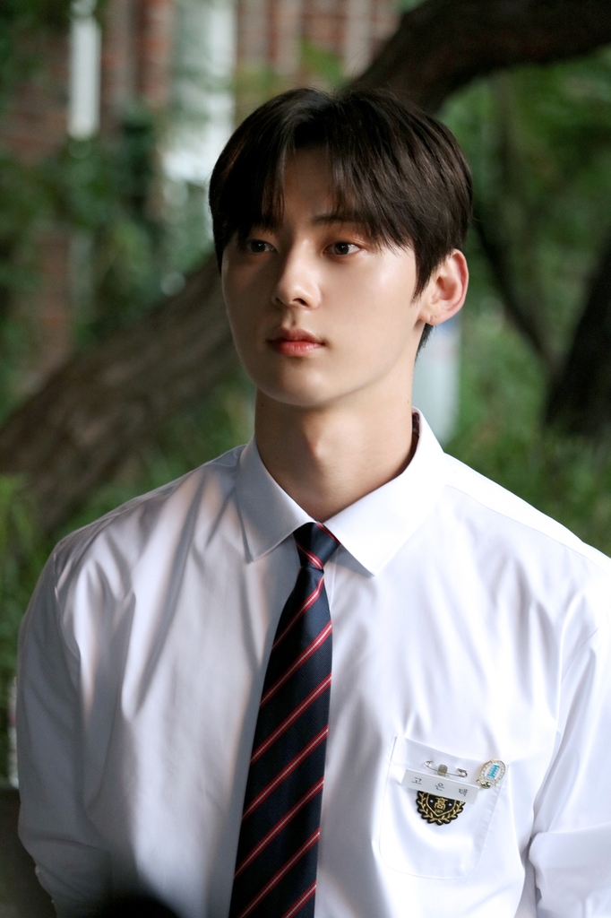 JTBC 드라마 '라이브온'에서 주연 고은택을 연기한 황민현