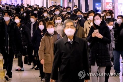 (도쿄 AFP=연합뉴스) 코로나19 감염이 폭발적으로 확산하는 일본 수도 도쿄에서 7일 지하철을 이용해 출근하려는 시민들이 승강장 쪽으로 걸어가고 있다 / 이하 연합뉴스