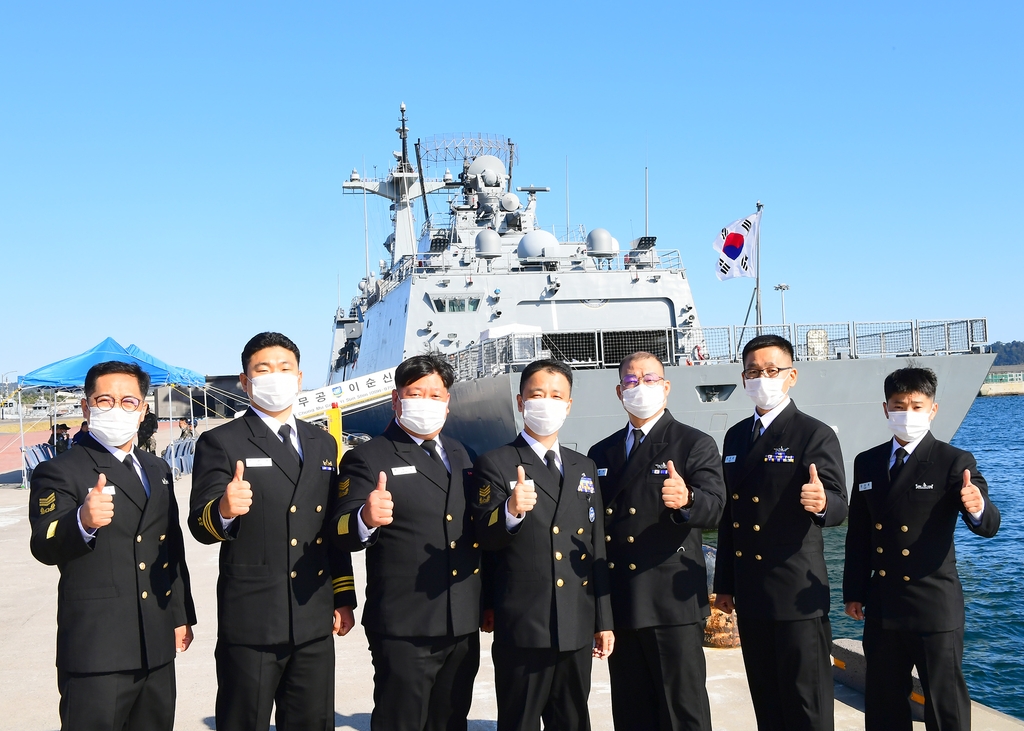 정용호 원사(가운데)와 함께 방범 활동에 참여 중인 해군들.