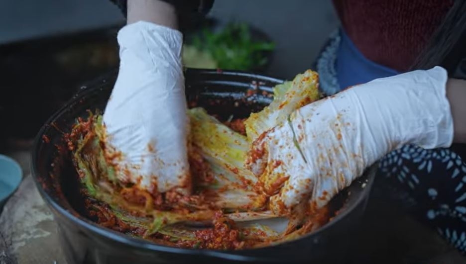 배추김치 담그면서 '중국음식'이라 설명한 중국 유튜버 리쯔치
