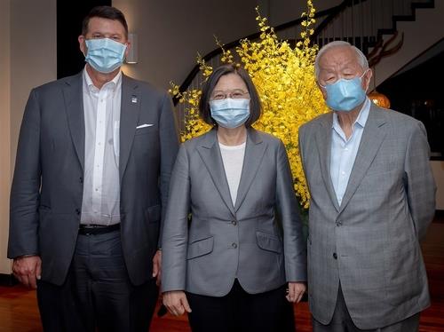 크라크 차관(왼쪽), 장중머우 전 TSMC 회장(오른쪽)과 기념사진 찍는 차이잉원 총통