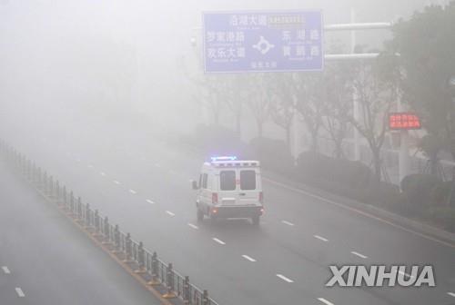 작년 우한 봉쇄 당시 텅빈 시내 도로 달리는 구급차