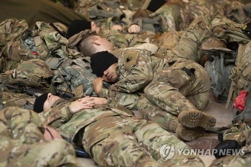 의사당 홀 바닥에서 휴식 취하는 군인