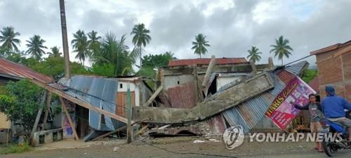 15일 인도네시아 술라웨시섬에서 발생한 강진으로 무너진 건물. [로이터=연합뉴스]