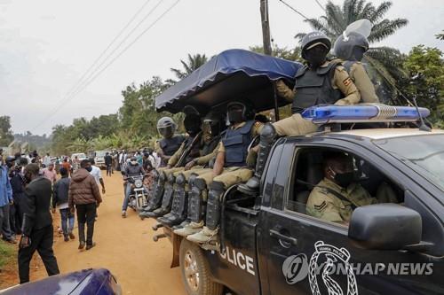 우간다 대선 야당 후보 집 주변에 배치된 경찰 병력