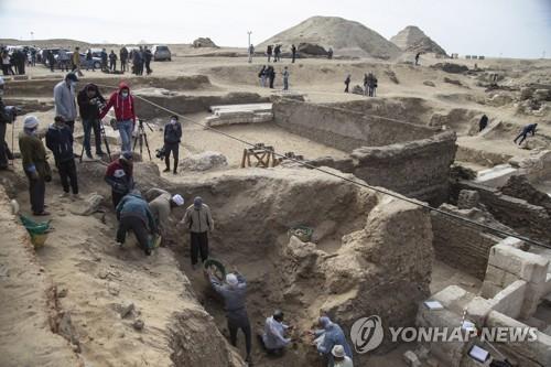 이집트 사카라 유적지에서 17일(현지시간) 진행중인 고대 장례사원 발굴작업