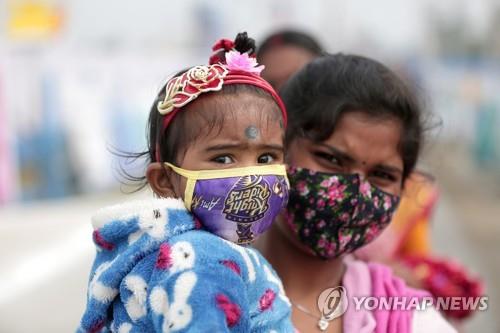 인도 콜카타에서 마스크를 쓴 여성과 어린이. [EPA=연합뉴스]
