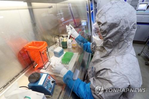 검체 확인하는 검사관