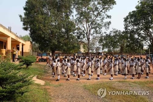 18일 등교 첫날 운동장에 모여 있는 가나 아크라의 학생들