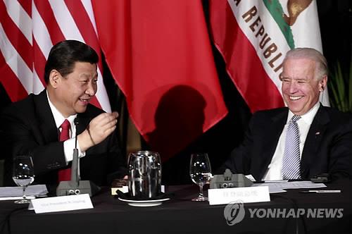 2012년 2월 17일 미국을 방문한 시진핑 당시 중국 국가부주석(왼쪽)과 조 바이든 당시 미국 부통령. [EPA=연합뉴스 자료사진]