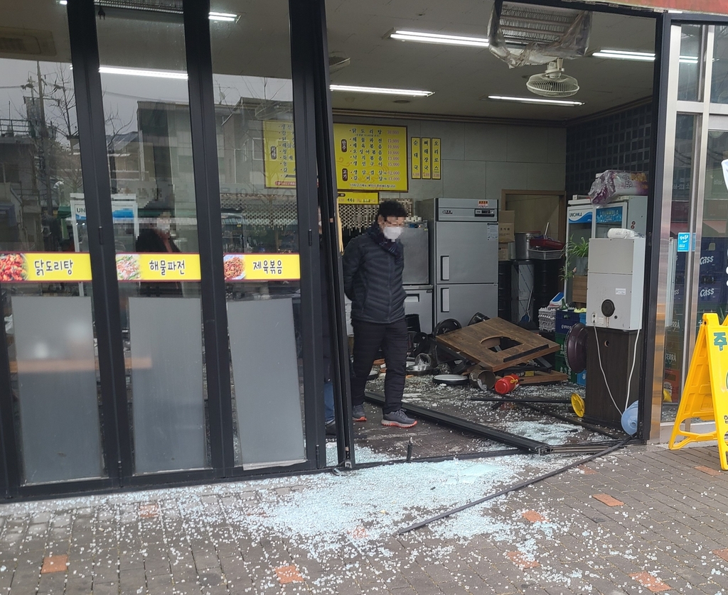 80대 운전자, 주차 중 운전 미숙으로 식당 돌진