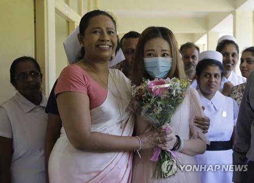 스리랑카에서 처음으로 코로나19 걸렸다 완치한 중국 여성을 찾은 파비트라 완니아라크치(왼쪽) 보건장관 [EPA=연합뉴스 자료사진]