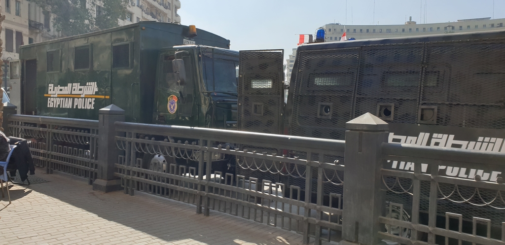 타흐리르 광장에 배치된 경찰 장갑차량