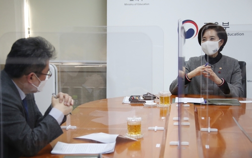 연합뉴스와 인터뷰하는 유은혜 부총리 겸 교육부 장관