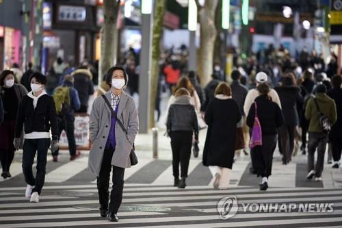 (도쿄 EPA=연합뉴스) 일본에 신종 코로나바이러스 감염증(코로나19) 긴급사태가 발령 중인 가운데 2일 도쿄에서 마스크를 쓴 사람들이 횡단보도를 건너고 있다.