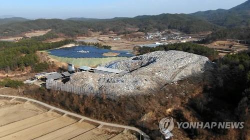 산처럼 쌓인 쓰레기