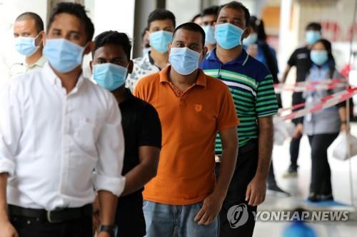 코로나19 검사 기다리는 말레이시아의 외국인 근로자들