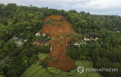 산사태로 2명 사망·16명 실종된 난죽군 마을