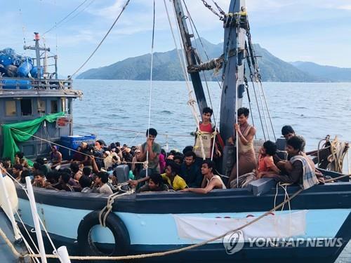 작년 4월 5일 말레이시아 도착한 로힝야족 난민 보트