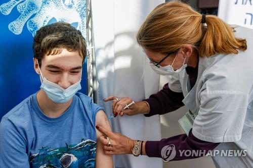 코로나19 백신 접종하는 이스라엘의 18세 청소년