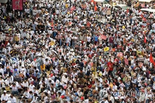 '22222 총파업'…미얀마 양곤 시민들 인산인해
