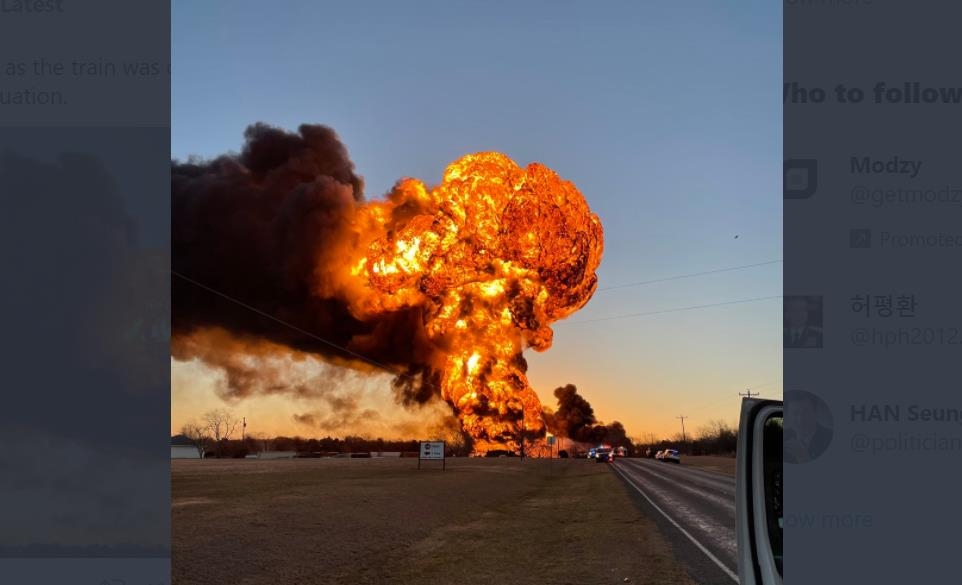석유 수송 차량과 대형 트럭 충돌 사고로 발생한 불기둥