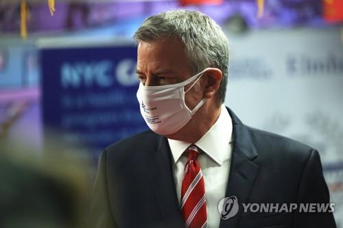 마스크 2장 쓴 빌 드블라지오 미국 뉴욕시장