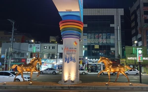 김천역 앞 파발마 조형물