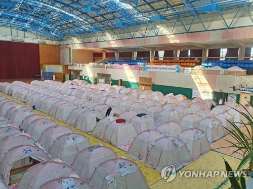 포항 흥해실내체육관에 마련된 이재민 임시구호소