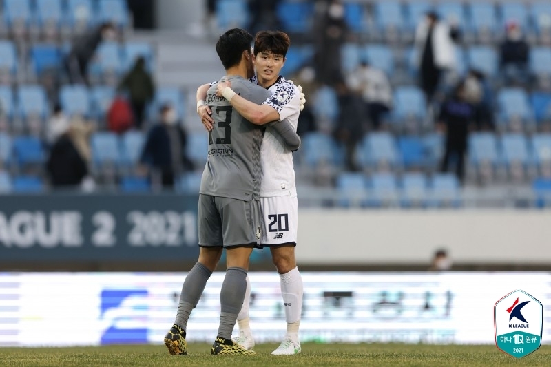 개막전에서 승리한 뒤 골키퍼와 포옹하는 서울 이랜드FC 수비수 이상민.