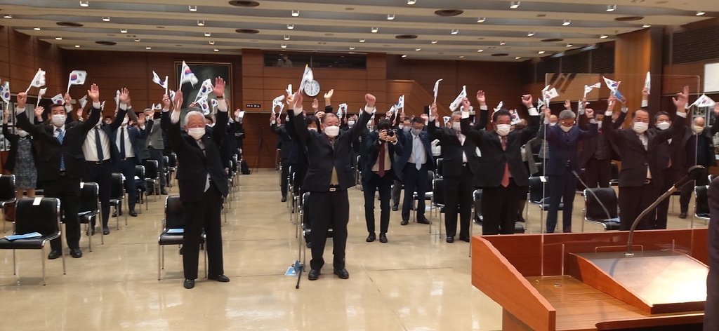 재일민단 3·1절 기념 행사…만세삼창 하는 강창일 주일대사