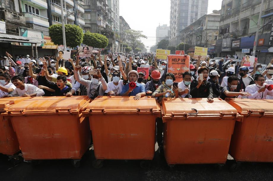 시위 대열 맨 앞에 쓰레기통을 정렬한 미얀마 시민들