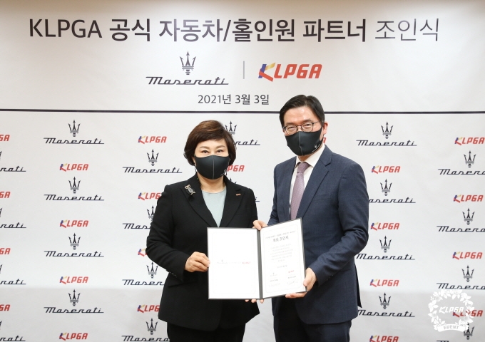 김순미 KLPGA 수석부회장(왼쪽)과 김광철 FMK 대표이사.