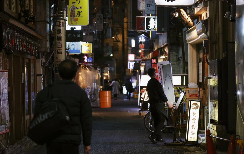 (도쿄 교도=연합뉴스) 일본 수도권에 신종 코로나바이러스 감염증(코로나19) 억제를 위한 긴급사태가 발효 중인 가운데 3일 저녁 주점이 밀집한 도쿄 신바시(新橋) 거리 모습. 