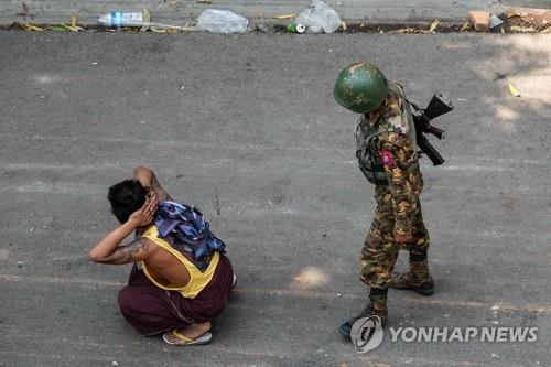 미얀마군에 연행된 군부 쿠데타 규탄 시위대