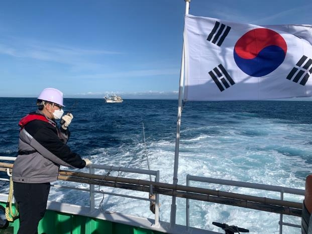 한·일 EEZ 경계 해역서 표류하던 한국 어선 구조