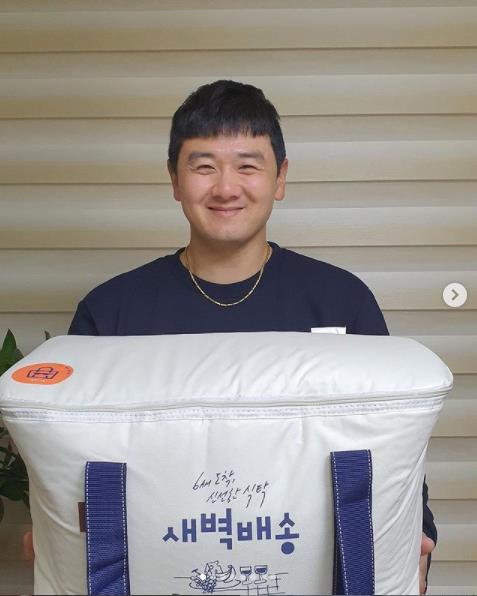 SSG 구단의 식료품 선물을 받고 환하게 웃는 최주환