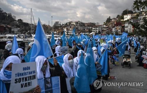 세계 여성의 날 맞아 터키 이스탄불에 모여 시위하는 위구르족 여성들의 모습