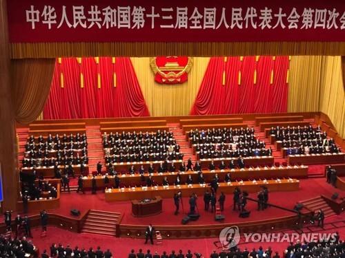 (베이징=연합뉴스) 김윤구 특파원 = 5일 중국 최고 입법기관인 전국인민대표대회(전인대) 연례회의가 개막한 베이징 인민대회당에서 시진핑 국가 주석과 리커창 총리 등 지도부가 입장하고 있다.