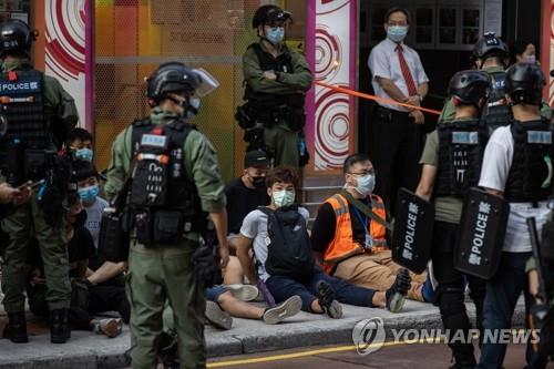 (홍콩 EPA=연합뉴스) 2020년 9월 7일 홍콩 경찰이 입법회(의회) 선거 연기에 항의하는 시위대를 체포해 감시하고 있다.