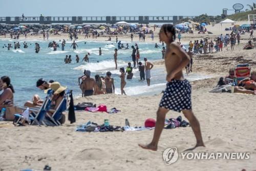 이달 15일 인파가 몰린 미국 마이애미 비치