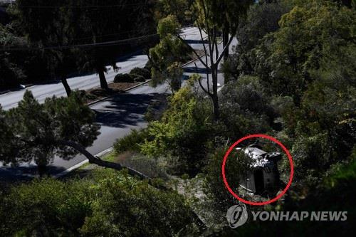 전복사고가 난 내리막 곡선구간. 사진 오른쪽 아래에 우즈가 몰던 차가 놓여 있다.