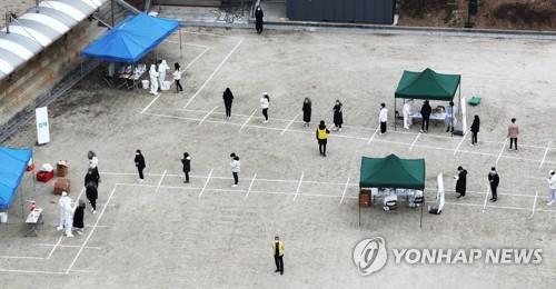 코로나19 검사받는 고등학생들