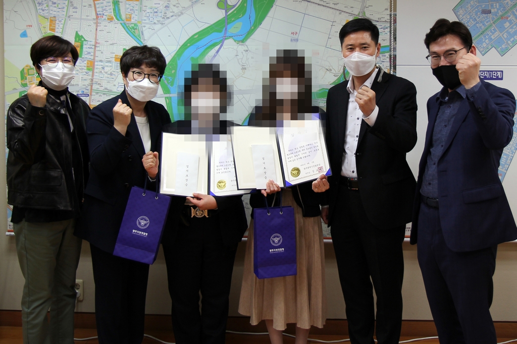 보이스피싱 3차례 적발한 은행 경비원, 경찰 표창