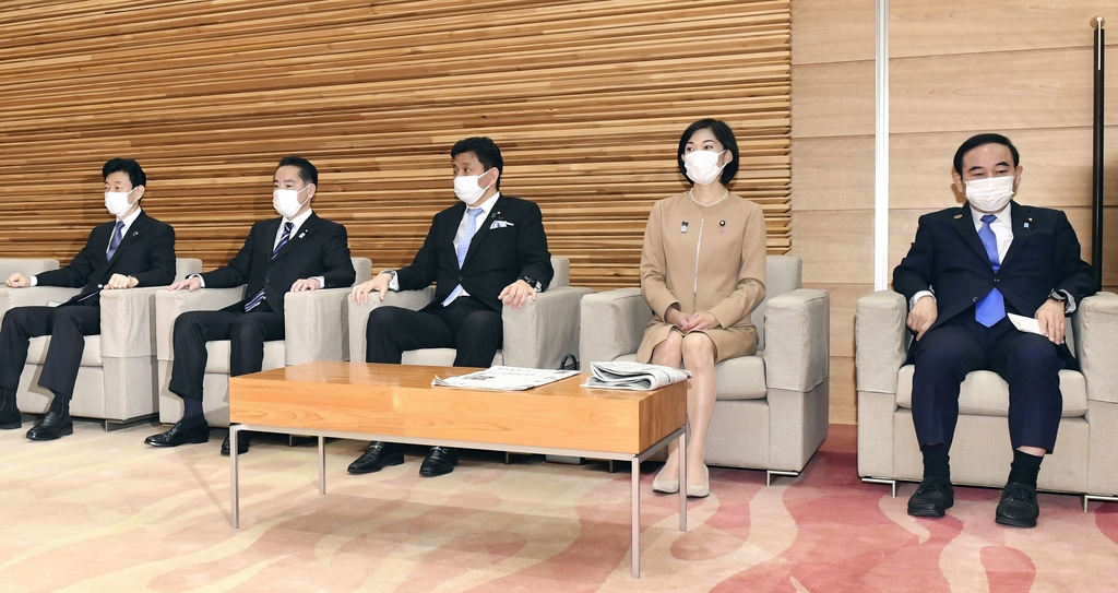 (도쿄 교도=연합뉴스) 북한의 도쿄올림픽 불참 결정 소식이 알려진 6일 오전 일본 총리관저에서 각의(국무회의)가 열리고 있다. 사진 오른쪽에서 2번째가 마루카와 다마요 올림픽담당상.