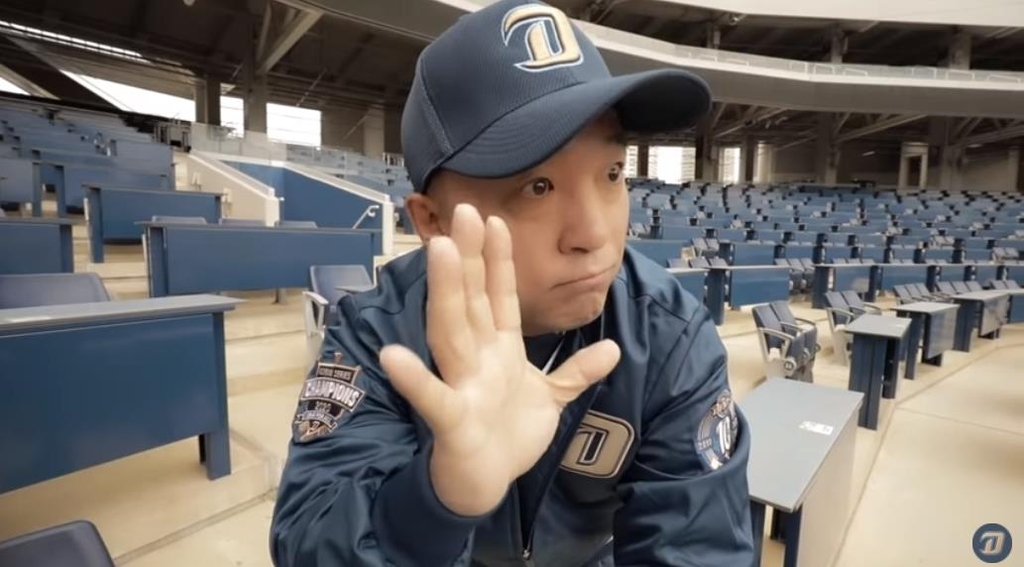 NC 다이노스 영상서 코믹 연기 펼치는 김택진 구단주