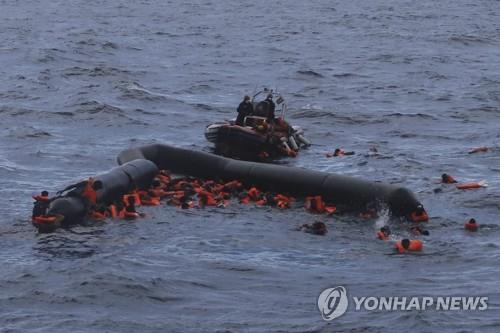 (지중해 AP=연합뉴스) 작년 11월 스페인의 난민구호 비정부기구 (NGO) '프로악티바 오픈 암스' 회원들이 리비아 북쪽 지중해에서 두 동강 난 고무보트에 타고 있던 리비아 난민과 이민자들을 구조하는 모습. sungok@yna.co.kr