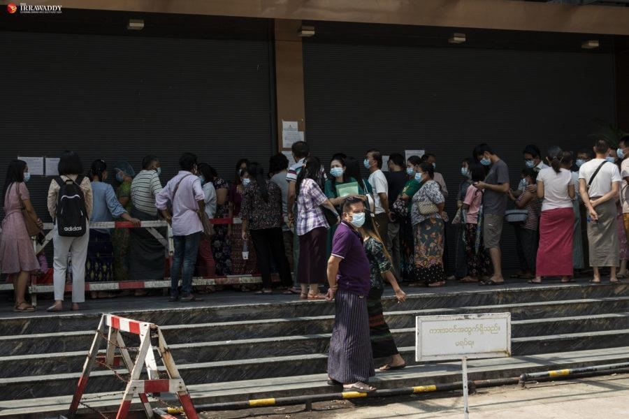 미얀마 양곤 시민들이 12일(현지시간) 민간 은행 앞에 줄지어 서있는 모습